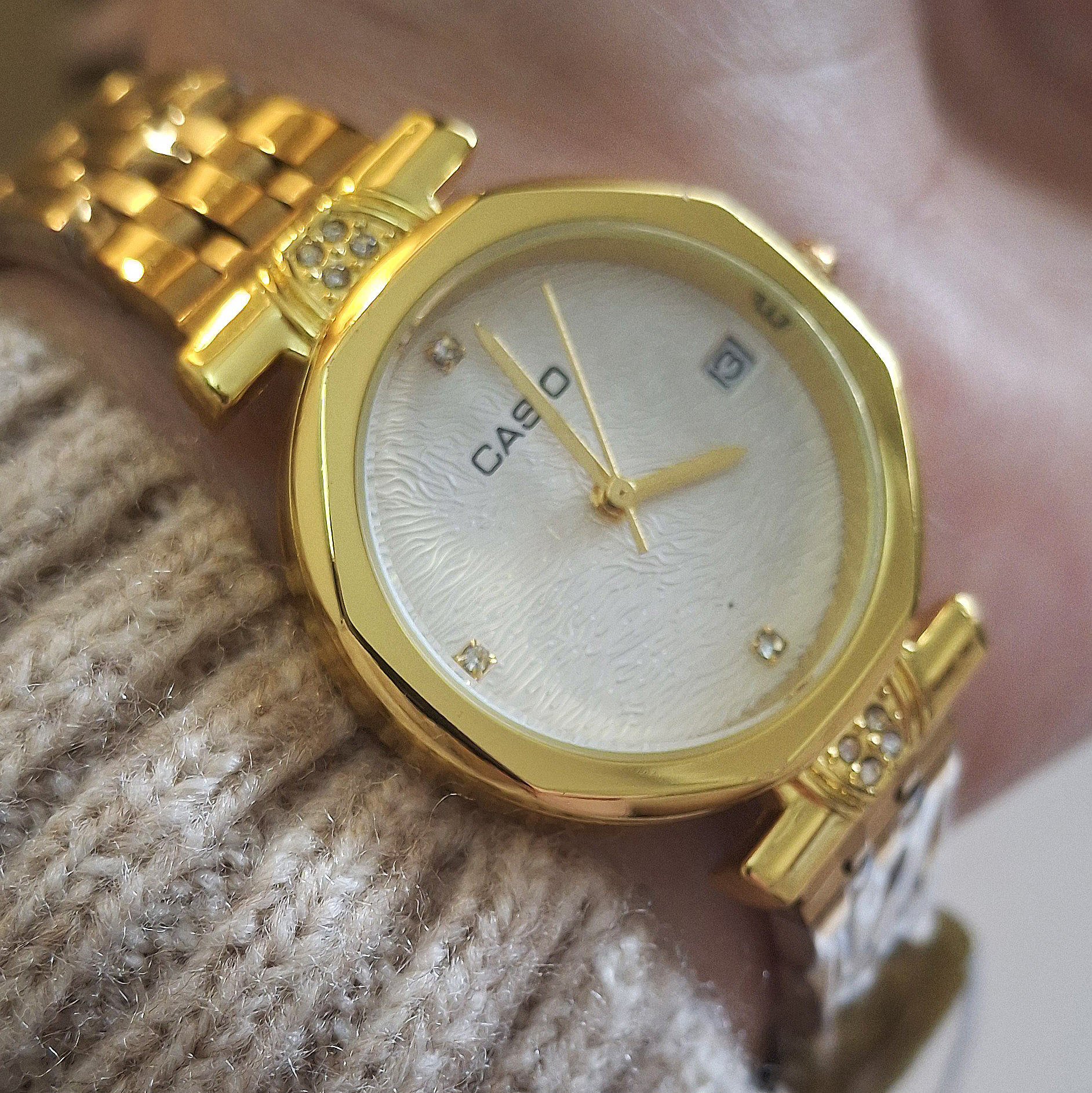 CASIO Ronde gold + Dateur